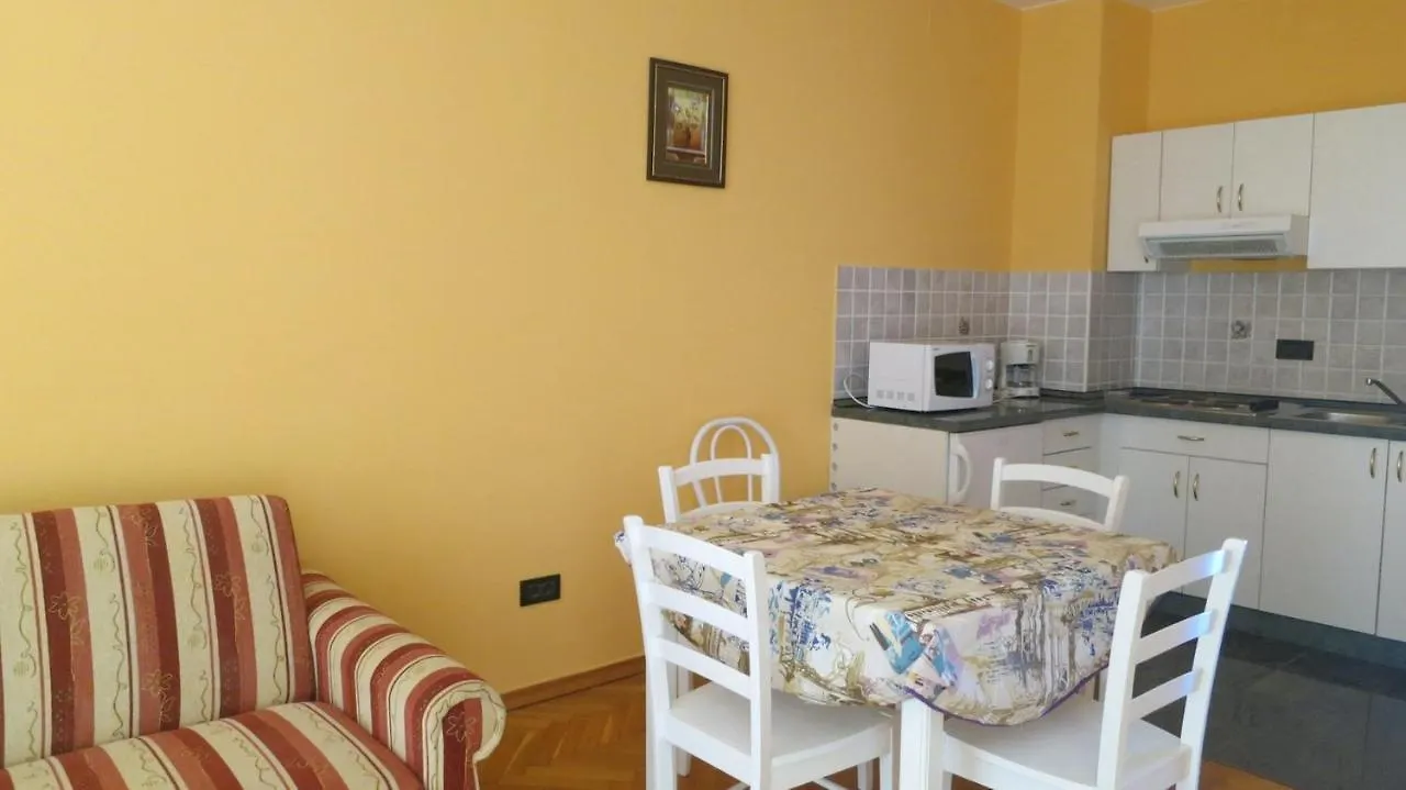 Apartments Lily Malinska 0*,